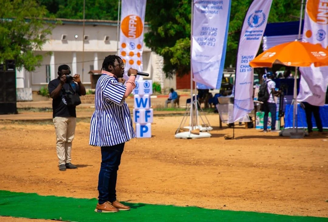 Devant les stands de l'UNFPA et du PAM